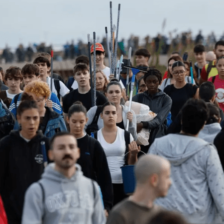 Miles de voluntarios que se dirigen a las zonas de La Torre y Paiporta para ayudar en las labores de limpieza y reconstrucción. EFE/Biel Aliño